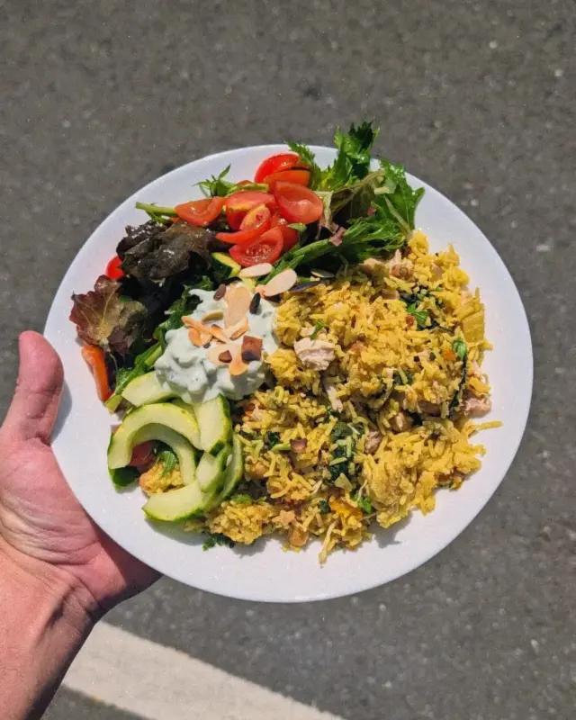 Lunch goals… 💚 Shredded chicken pilaf, mushrooms, courgettes and spinach. Summer side salad, vinaigrette ☀️ #CeginLlanelli

Making good use of leftover ingredients from our courses and donated local vegetables 🥒 

Join us at @theantiochcentre every Monday 12.30-2.30. Free / pay-what-you-can. Supported by @kingcharlesfund.