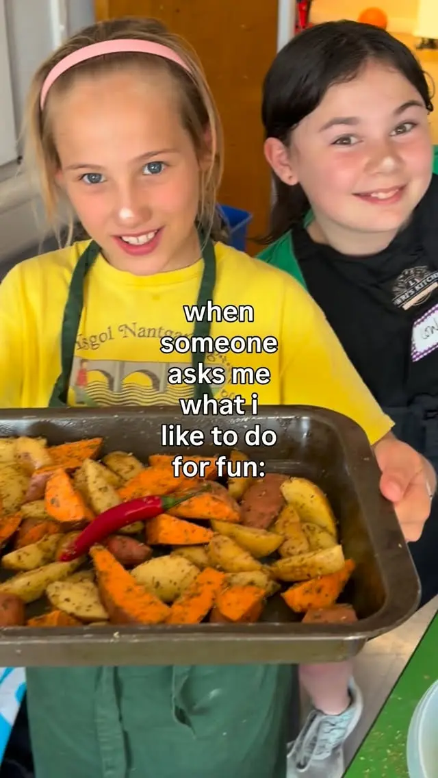 Coginio. Cynhwysion ffres. Joio! 💚 Cooking. Fresh ingredients. So. Much. Fun!

Llongyfarchadiau: congratulations to another group of graduates from our six-week Food Discovery course 👏