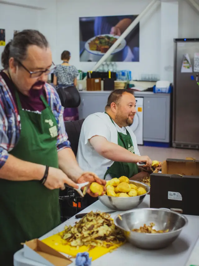 This week’s Cegin Llanelli lunch was the first cooked entirely with ingredients donated or sourced from our courses that would have otherwise been wasted 💚

The menu featured a courgette, potato, sweet potato and mixed cheese gratin, with chorizo, pickled beetroot, and a lettuce and cucumber salad with vinaigrette🫜 #CeginLlanelli 

A delicious community lunch powered by volunteers 🙌

🗓️ Every Monday, 12.30-2.30pm.
📍 @theantiochcentre Llanelli
🎟️ Free / pay-what-you-can. Just drop by!

#GetWalesCooking 

Supported by @kingcharlesfund.
