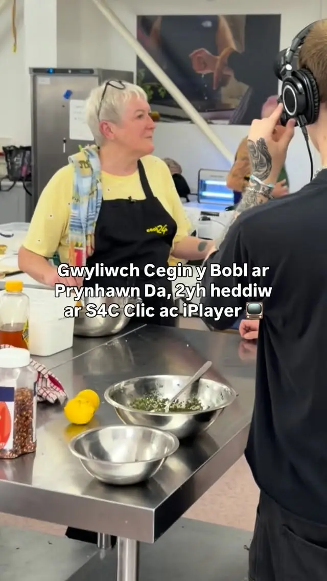 Gwyliwch Cegin y Bobl ar Prynhawn Da, 2yh heddiw ar S4C, Clic ac BBC iPlayer, wrth i ni nodi chwe mis o goginio cymunedol yn Llanelli 💚

#TanioCeginCymru 

Catch us on @prynhawndas4c today from 2pm on @s4c, S4C Clic and BBC iPlayer, as we mark six months of community cooking in Llanelli! English subtitles available. 

#GetWalesCooking