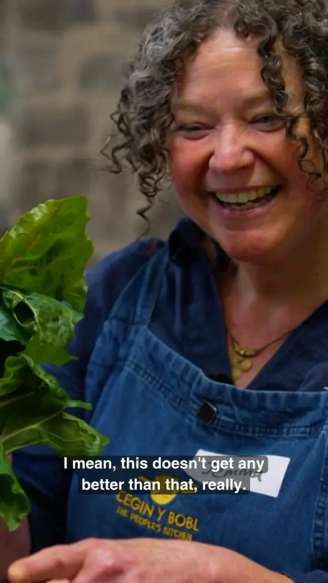 “To see the kids working as a team, cooking so that they have pride in what they’re doing, tasting as they go, it doesn’t get any better than that!” — @cegin_y_bobl chef Jemma Vickers 🥕🥬 💚

After picking fresh vegetables and sowing some seeds, kids get stuck-in, cooking from scratch in the kitchen. 

Hannah Thomas from ITV’s Coast & Country joins us to take a look. 

#GetWalesCooking 

“I weld y plant yn gweithio fel tîm, yn coginio gyda falchder yn yr hyn maen nhw’n ei wneud, yn blasu wrth fynd, does dim byd gwell na hynny!” — Jemma Vickers, cogydd Cegin y Bobl

Ar ôl casglu llysiau ffres a hau hadau, mae’r plant yn coginio bwyd blasus, go iawn yn y gegin.

Mae Hannah Thomas o Coast & Country ar ITV yn ymuno â ni i gael golwg.

#TanioCeginCymru