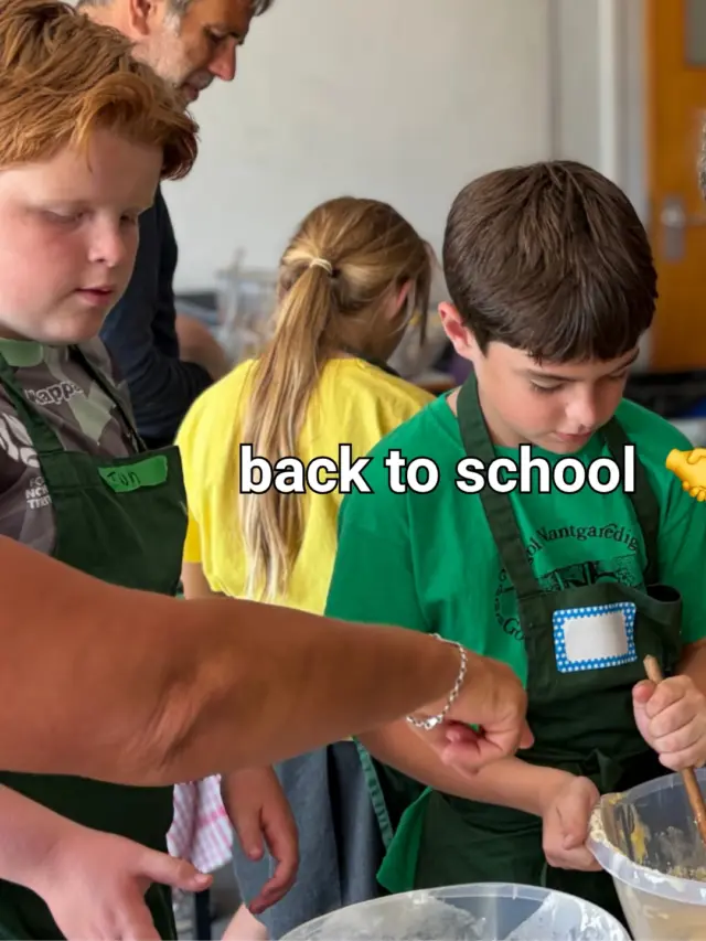 We’re back in primary schools across Carmarthenshire this week 💚 With pop-up classroom kitchens, farm visits, parents and carers getting involved, and exciting plans taking shape to partner with school cooks! 

Here’s a taster of what we’re up to 👇

🥕 Six weeks of hands-on cooking for every child, making food fun and building young tastebuds (farm visits included!)

👨‍👩‍👧‍👦 Welcoming families to Cook Club, to help everyone cook and eat tasty and nourishing meals together at home

🌱 Supporting teachers to weave food into everyday learning, developing school kitchens and gardens

👩‍🍳 Working on plans to partner with school cooks – because feeding kids brilliant food every day is essential work that deserves real training, status and support

🍽️ Advocating for freshly cooked school lunches for *all* – delicious and nutritious, not bland and full of additives (and backing Welsh farmers and growers along the way!)

This is what a whole-school approach to food looks like. This is how we #GetWalesCooking! 💚

—

Rydyn ni nôl yn gweithio gyda ysgolion gynradd ledled Sir Gaerfyrddin yr wythnos hon 💚 Gyda cheginau dros-dro yn y dosbarth, ymweliadau i’r fferm, rhieni a gofalwyr yn cymryd rhan, a chynlluniau cyffrous i weithio mewn partneriaeth â chogyddion ysgolion!

Dyma flas o hyn 👇

🥕 Chwe wythnos o goginio i bob plentyn - i gwneud bwyd yn hwyl ac i datblygu blas pobl ifanc (gan gynnwys ymweliad i’r fferm!)

👨‍👩‍👧‍👦 Croesawu teuluoedd i’r Clwb Coginio, i helpu pawb i goginio a bwyta prydau blasus a maethlon gyda’i gilydd yn y cartref

🌱 Cefnogi athrawon i ddod a bwyd i mewn i ddysgu bob dydd, gan ddatblygu ceginau a gerddi yn yr ysgol

👩‍🍳 Gweithio ar gynlluniau i weithio mewn partneriaeth â chogyddion ysgolion! Mae bwydo plant bwyd gwych bob dydd yn waith hanfodol sy’n haeddu hyfforddiant, statws a chefnogaeth go iawn

🍽️ Ymgyrchu dros ginio ysgol sydd wedi’i goginio’n ffres i *bawb* – bwyd blasus a maethlon, nid diflas a llawn ychwanegion - sydd hefyd yn cefnogi ffermwyr a thyfwyr Cymru!

Dyma beth yw dull ysgol gyfan at fwyd. Dyma sut i #TanioCeginCymru! 💚