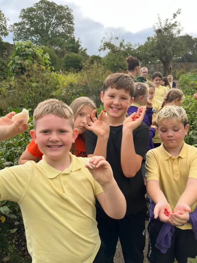 Young tastebuds at the ready! 😋 Barod i flasu!

Picking apples, courgettes, sprouts and edible flowers at @aberglasney before heading into Cegin y Bobl’s pop-up kitchen to cook up something good…🍎

#GetWalesCooking #TanioCeginCymru